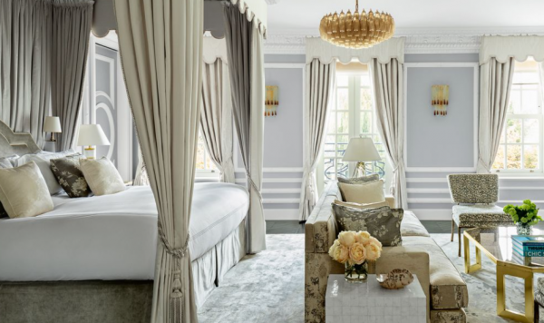 Kamar dengan jendela besar dan tirai satin